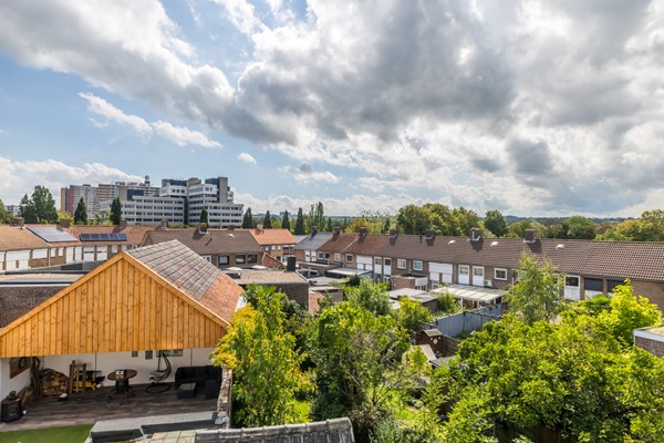 Foto - Te koop: Karakteristiek wonen met de duurzaamheid van nu! Verrassend ruime tussenwoning (1938) met 5 slaapkamers, hybride warmtepomp en Energielabel A nabij het centrum van Heerlen. 